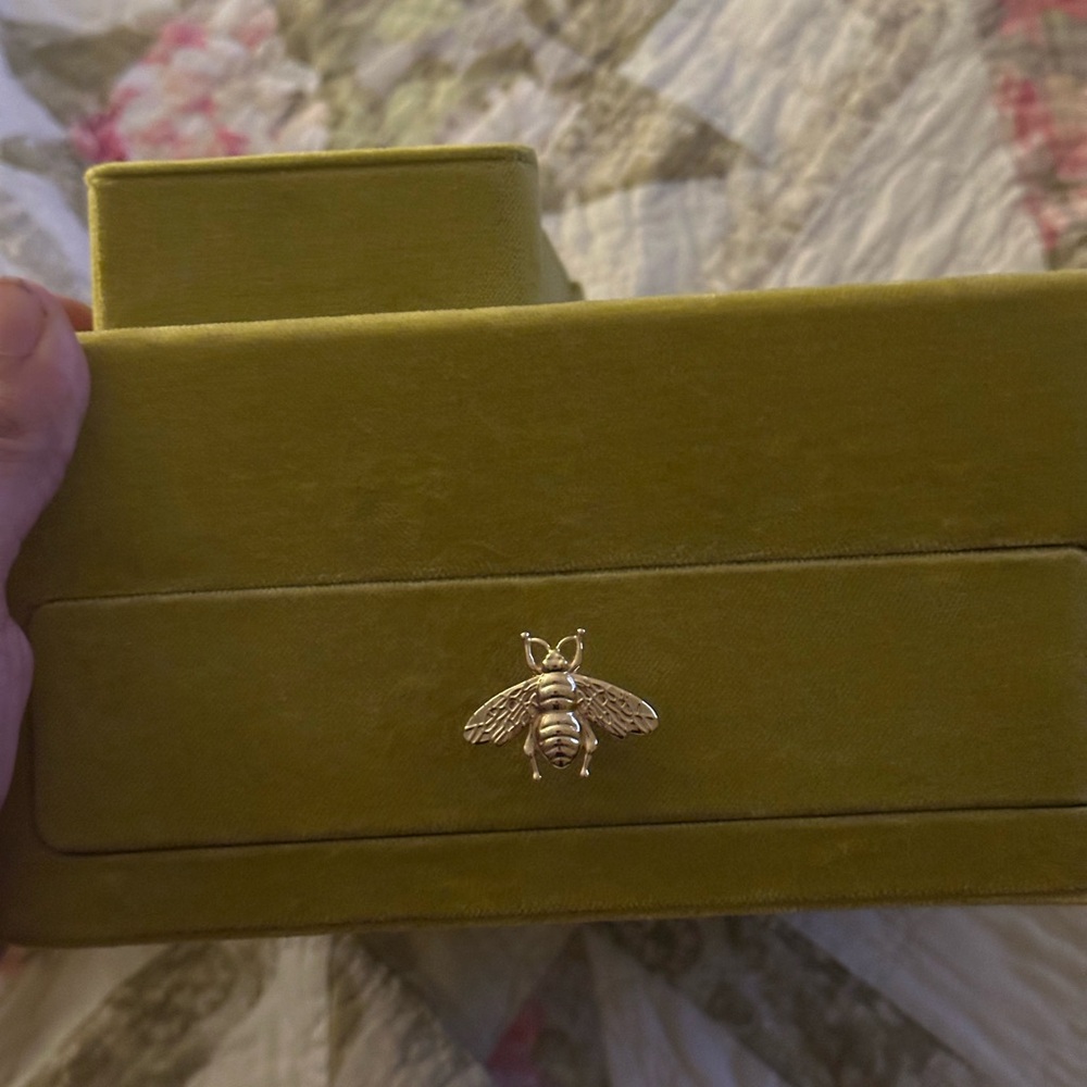 Gucci Olive Green Velvet Gucci Gold Bee. Can't be bought anywhere. Jewelry box.